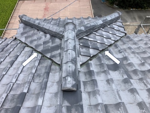 雨漏りする前に!谷板の黒ずみを発見 早期交換で安心を手に入れた話